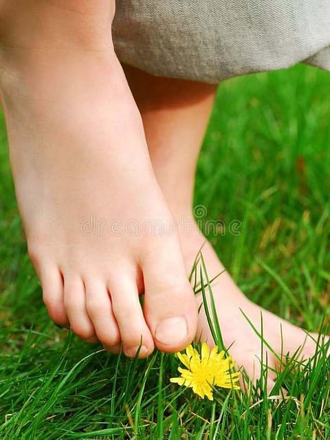 नंगे पैर घास पर चलने के जबरदस्त फायदे