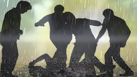 गुस्साए 4 लोगों ने युवक को बेरहमी से पीटा