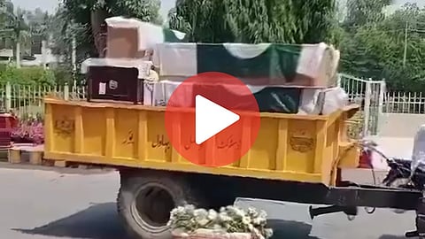 ट्रैक्टर में लाश ले जाते पाकिस्तानी