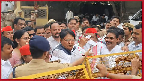 पुलिस ने रोका, तो सपा सांसद रामजी लाल सुमन ने फाड़ दिया नोटिस; दलित मुद्दे पर यूपी में गरमाई राजनीति