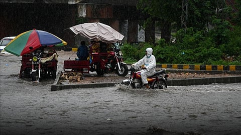 आंधी-तूफान और मूसलाधार बारिश ने पाकिस्तान में मचाई तबाही, पंजाब में 13 की मौत से मचा हाहाकारआंधी-तूफान और मूसलाधार बारिश ने पाकिस्तान में मचाई तबाही, पंजाब में 13 की मौत से मचा हाहाकार