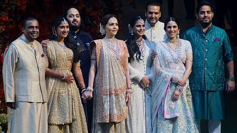 देश के दिग्गज बिजनेसमैन मुकेश अंबानी का गुजरात से गहरा नाता हैं। उनके पिता धीरूभाई अंबानी का पुश्तैनी घर गुजरात के चोरवाड़ में स्थित हैं। इस घर को साल 2011 में एक म्यूजियम के तौर पर बदला गया था।