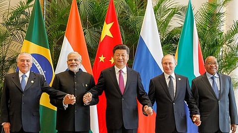 6 और 7 जुलाई को ब्राजील के रियो डी जेनेरियो में ब्रिक्स समिट का आयोजन किया जाने वाला है। जिसको लेकर अभी से इस ग्रुप के सदस्य देशों की तैयारियां शुरू हो चुकी है। इसमें ब्रिक्स करेंसी समिट का मुख्य मुद्दा हो सकता है।