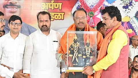 कौंडण्यपुर शक्तिपीठ को राजमार्ग से जोड़ा जाएगा (0) पालकमंत्री बावनकुले का प्रतिपादन (0) वरदिनी नदी की पूजा कर 211 मीटर की साड़ी चढ़ाई शक्तिपीठ एक्सप्रेसवे से जुड़ेगा कौंडण्यपुर, मंत्री बावनकुले ने किया ऐलान अमरावती: श्रीक्षेत्र कौंडण्यपुर को भविष्य में शक्तिपीठ एक्सप्रेसवे से वर्धा जिले के पवनार तक जोड़ा जाएगा ताकि विदर्भ आने वाले प्रत्येक भक्त को यहां की यात्रा करने में सुविधा हो और क्षेत्र का विकास हो सके। पालकमंत्री चंद्रशेखर बावनकुले ने कहा कि कौंडण्यपुर विदर्भ की पंढरी, भगवान श्रीकृष्ण के ससुर तथा माता रुख्मिणी और पंच सती की तपोभूमि के रूप में सर्वविदित है। इस भूमि का इतिहास पांच हजार वर्ष पुराना है। मंत्री चंद्रशेखर बावनकुले शुक्रवार को अमरावती जिले के दौरे पर थे। उन्होंने विट्ठल-रुक्मिणी मंदिर के दर्शन किए। साथ ही वरदिनी नदी (वर्धा नदी) की पूजा कर 211 मीटर की साड़ी चढ़ाई। यह साड़ी सूरत में बनाई गई थी। इस अवसर पर विधायक राजेश वानखेड़े, प्रताप अडसड, प्रवीण तायडे, सुमित वानखड़े, दादाराव केचे, प्रवीण पोटे, शेखर भोयर, रविराज देशमुख, किरण पातुरकर, राज राजेश्वर माऊली सरकार तथा अन्य पदाधिकारी उपस्थित थे। पालकमंत्री ने कहा कि कौंडण्यपुर विदर्भ की पंढरी, भगवान श्रीकृष्ण के ससुर तथा माता रुख्मिणी और पंच सती की तपोभूमि के रूप में सर्वविदित है। इस भूमि का इतिहास पांच हजार वर्ष पुराना है। उन्होंने कहा कि माता विठु रुख्मिणी की पूजा करने से मुझे और अधिक सकारात्मक रूप से कार्य करने की ऊर्जा मिली है। कार्यक्रम अंबा रुक्मिणी सांस्कृतिक महोत्सव और विट्ठल रुक्मिणी संस्थान समिति द्वारा संयुक्त रूप से आयोजित किया गया। इस अवसर पर विट्ठल-रुक्मिणी रथ यात्रा, नगर प्रदक्षिणा, एक पेड़ मां के नाम के तहत पौधारोपण जैसे विविध कार्यक्रम आयोजित किए गए थे। ताल-मृदंग की ध्वनि के बीच भक्तिमय माहौल में भक्त, वारकरी और ग्रामीण विठु रखुमाई के जाप में शामिल हुए। लाभार्थी किसानों को कर्जमाफी मिलेगी उन्होंने कहा कि राज्य में किसानों को कर्ज माफी दिए जाने की मांग उठाई जा रही है। इसे लेकर सरकार सही समय पर निर्णय लेगी। किसानों को योजना में लाभ मिलेगा। मर्सिडीज कार में घूमने वाले और लेआउट धारक किसानों को इस योजना में समावेश नहीं किया जाएगा। कर्ज माफी के लिए उच्च स्तरीय समिति का गठन करने की तैयारी की जा रही है जिसकी घोषणा विधानसभा के सत्र में की जाएंगी। लाडली बहनों को मिलेंगे 2,100 रुपए उन्होंने कहा कि सरकार जल्द ही लाडली बहनों को 1500 की बजाय 2100 रुपए प्रतिमाह देंगी। यह सरकार हमारी प्यारी बहनों और किसान भाइयों की सहायता के लिए हमेशा आगे रहेगी। जिले में पांधन रोड के विकास के लिए आवश्यक निधि उपलब्ध कराई जाएगी। श्रीक्षेत्र के विकास के लिए पांच वर्षीय विकास योजना तैयार की जाएगी। बिजली पर समीक्षा जिले के इस दौर में बावनकुले ने महावितरण एवं महापारेषण विभागों की समीक्षा बैठक बुलाई थी। इसमें शहर में कौन सा नया स्टेशन बनाया जाए, इस पर योजना दें। वर्ष 2034 को ध्यान में रखते हुए शहर को लेकर आवश्यकता कैसी और कितनी रहेगी, उसके अनुसार अधिकारियों योजना तैयार करने के निर्देश दिए। उन्होंने अधिकारियों को महापारेषण के संबंध में किसानों द्वारा प्राप्त शिकायतों का समाधान करने का आदेश दिया। पालकमंत्री ने अधिकारी से कहा कि वे अपने क्षेत्र में कितने सब स्टेशन उपयंत्री द्वारा बंद किए गए, ट्रिपिंग में कितना समय लगा, इसका डेटा उपलब्ध कराएं। महावितरण के अधिकारी हर महीने जनप्रतिनिधियों से संवाद करें। साथ ही पालकमंत्री कार्यालय जाकर शिकायतें भी लें। अगर यह संवाद होगा, तो शिकायतों का समाधान हो जाएगा। Chandrashekhar Bawankule Kaundanyapur will be connected Shaktipeeth Expressway Kaundanyapur will be connected to Shaktipeeth Expressway, Minister Chandrashekhar Bawankule, Amravati News, Amravati Hindi News, Shaktipeeth Expressway, शक्तिपीठ एक्सप्रेसवे से जुड़ेगा कौंडण्यपुर, मंत्री चंद्रशेखर बावनकुले, अमरावती न्यूज, अमरावती हिंदी न्यूज, शक्तिपीठ एक्सप्रेसवे