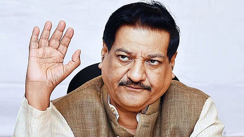 महाराष्ट्र में हिंदी भाषा विवाद का मुद्दा गरमाया हुआ है। इस आंदोलन पर अब कांग्रेस नेता का भी बयान सामने आ गया है। कांग्रेस नेता पृथ्वीराज चव्हाण ने इसे मूल मुद्दे से भटकाने का तरीका बताया हैं।