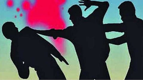 कागजात दिखाने के लिए रोकने पर मंडल अधिकारी पर कटर से जानलेवा हमला