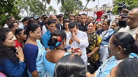 मत्स्य व्यवसाय और बंदरगाह मंत्री राणे रविवार को वर्सोवा खाड़ी के पास स्थानीय मछुआरों से मिलने पहुंचे। यहां नितेश राणे ने मछुआरों से कई वादे किए। साथ ही उन्होंने कहा कि लोग उन्हें सीएम बनाने का विचार छोड़ दें।