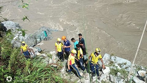 उत्तराखंड के अलकनंदा नदी में गिरी बस, हादसे में एक की मौत, रेस्क्यू जारी- VIDEO