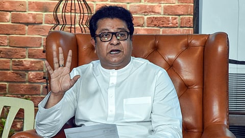 महाराष्ट्र में राज्य की स्कूलों में पहली से हिंदी भाषा को अनिवार्य करने के फैसले के खिलाफ राज ठाकरे ने मोर्चा खोला है। इसको लेकर शिक्षा मंत्री दादा भुसे ने आज ठाकरे से मुलाकात की।