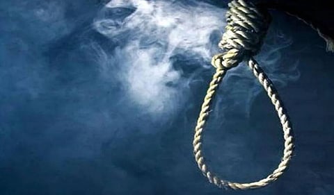 महाराष्ट्र के मुंबई से एक दर्दनाक मामला सामने आ रहा है। गोरेगांव इलाके में 28 साल की युवती सारीका अमोल राउत ने पति के उत्पीड़न से परेशान होकर आत्महत्या कर ली है। पुलिस ने आरोपी पति को गिरफ्तार कर लिया है।