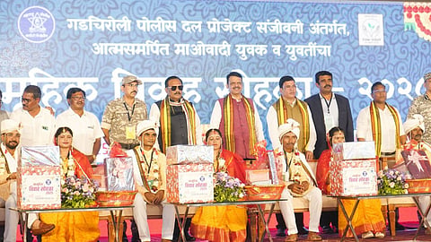 मुख्यमंत्री तथा जिले के पालकमंत्री देवेंद्र फडणवीस गड़चिरोली जिले के दौर पर आए। उनकी उपस्थिति में जिला पुलिस मुख्यालय स्थित शहीद पांडु आलाम सभागृह में करीब 13 समर्पित जोड़ों का सामुहिक विवाह रचाया गया।