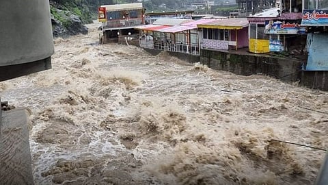 पाकिस्तान के स्वात नदी में एक ही परिवार के 18 लोग डूबे, अब तक 4 शव बरामद