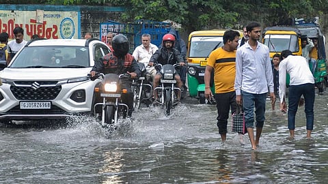 आज का मौसम: सूरत में बाढ़ जैसे हालात, राजस्थान-उत्तराखंड में रेड अलर्ट