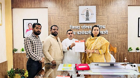 मनसे ने जिला कलेक्टर कार्यालय में सौंपा ज्ञापन (pic credit; social media)
