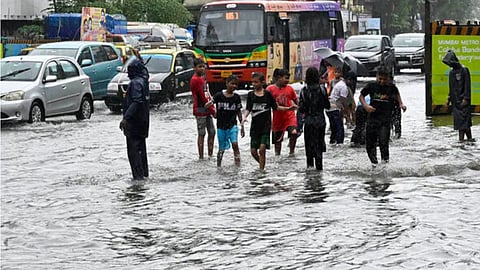 मुंबई में भारी बारिश से जलभराव ( pic credit; social media)