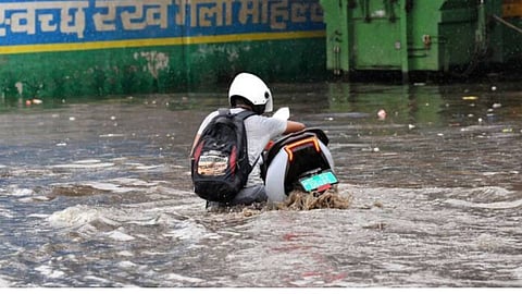 पानी में डूबी दिल्ली तो हिमाचल में 245 सड़कें बंद, बारिश का पूरे देश में कहर