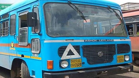 'मानव विकास' की बसों में यात्रियों का कब्जा, छात्रों ने पोर्ला में किया चक्काजाम; प्रशासन ने दिया सुचारू बस सेवा का आश्वासन।