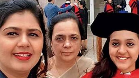 Yashashree Munde entry into politics: दिवंगत भारतीय जनता पार्टी नेता और पूर्व केंद्रीय मंत्री गोपीनाथ मुंडे के परिवार का राजनीति में बड़ा इतिहास रहा है। इसे आगे बढ़ाने अब उनकी तीसरी बेटी भी आगे आई है।