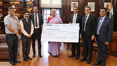 भारत के कुछ चुनिंदा बैंकों ने केंद्र सरकार को डिविडेंड दिया है। हाल ही में इंडियन बैंक ने भी वित्त मंत्री निर्मला सीतारमण को डिविडेंड चेक सौंपा हैं। इस मौके पर डीएफएस के एम नागराजू भी वहां मौजूद थे।