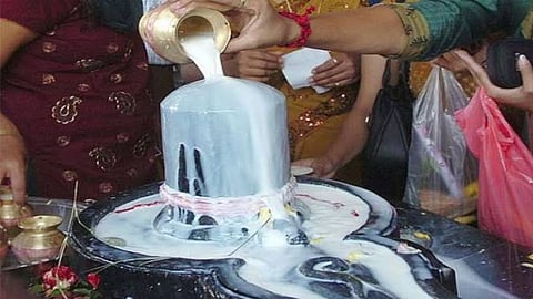 शिवलिंग पर क्यों नहीं चढ़ाना चाहिए पैकेट वाला दूध, जानिए क्या है इसकी असली वजह