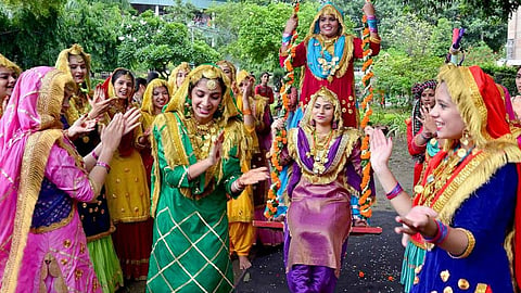 सावन में महिलाएं क्यों झूलती हैं झूला, जानिए क्या है इसका माता पार्वती से संबंध