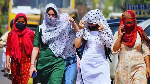 Maharashtra Weather Update: महाराष्ट्र में कई दिनों तक चल रहा बारिश का सिलसिला अब थम गया है। राज्य में अब उमस ने अपना स्थान ले लिया है। तो वहीं कुछ जिलों में अभी भी येलो अलर्ट जारी किया गया है।