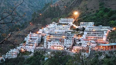 जम्मू-कश्मीर में आसमानी आफत, रोकी गई माता वैष्णो देवी की यात्रा, ट्रेनों की आवाजाही प्रभावित