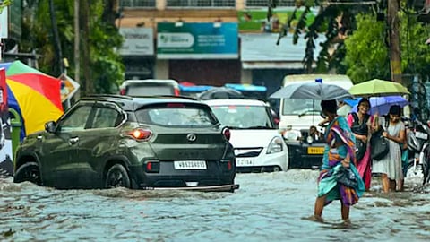 मुंबई में भारी बारिश (pic credit; social media)