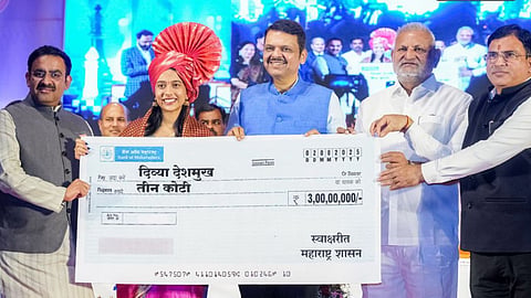 सीएम फडणवीस, शतरंज विश्व कप विजेता दिव्या देशमुख (pic credit; social media)
