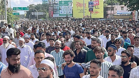 धार्मिक निर्माण को नष्ट करने से तनाव