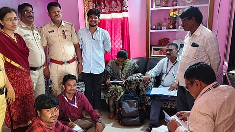 Akola Latest News: अकोला में अवैध साहूकारों की पड़ताल कर छापेमारी का दौर जारी है। इस दौरान जिला उपनिबंधक कार्यालय द्वारा एक और अवैध साहूकार के घर छापा मारा है।