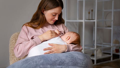 स्तनपान कराने के लिए 5 सही पोजीशन