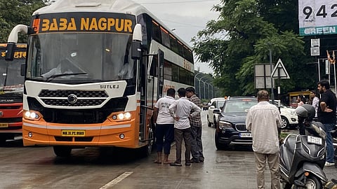 नागपुर शहर में बस ऑपरेटर्स के खिलाफ चलने वाली कार्रवाई को ट्रैवल्स एसोसिएशन ऑफ नागपुर ने गलत बताया है। साथ ही संगठन के पदाधिकारियों ने कहा है कि अगर शहर में बस पार्क करना गलत है, तो हमें पार्किंग के लिए जगह दो।
