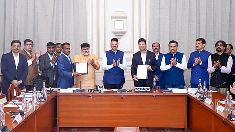 जहां एक ओर महाराष्ट्र में गणेशोत्सव की धूम मची हुई है, वहीं बाप्पा ने राज्य पर अपनी कृपा की बारिश कर दी है। शुक्रवार को महाराष्ट्र में करीब 34,000 करोड़ का निवेश आया है। जिसमें सीएम ने 17 एमओयू साइन किए हैं।