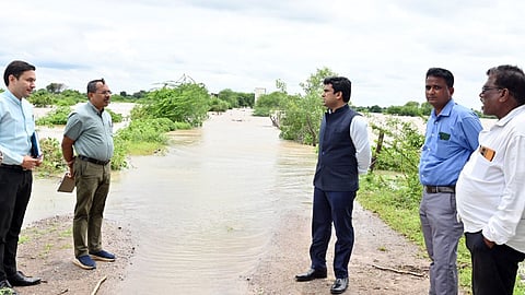 Chandrapur District Magistrate visited flood affected areas