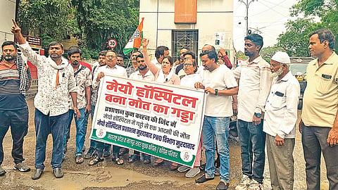 नागपुर के मेयो अस्पताल में पीडबल्यूडी विभाग के काम के कारण एक पिता की मौत हो गई। एक पिता जो अस्पताल में अपनी नवजात बच्ची का चेहरा देखने जा रहा था, वो वार्ड में पहुंचने से पहले ही घटना का शिकार हुआ।