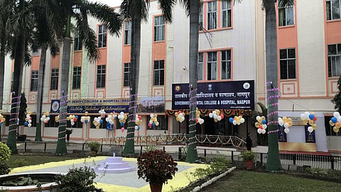 Nagpur Dental College and Hospital: नागपुर के शासकीय दंत महाविद्यालय व अस्पताल में कार्यरत नर्सों के साथ अपमानास्पद व्यवहार की घटना सामने आई है। इसकी शिकायत अब आयुक्त से की गई है।