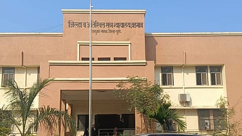 Pune News: पुणे शहर के जिला और सत्र न्यायालय में न्यायाधीशों के द्वारा वकीलों के साथ दुर्व्हवहार की खबर सामने आ रही है। इसको लेकर वकीलों ने बार एसोसिएशन में शिकायत दर्ज की हैं।