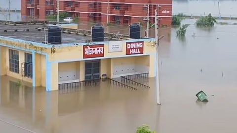 पंजाब में बारिश का कहर, अचानाक आई बाढ़ से स्कूल में फंसे 400 स्टूडेंट्स-टीचर्स, सरकार पर भड़के लोग