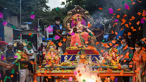 जल्द ही पूरे देश में गणेशोत्सव का त्योहार दस्तक देने वाला हैं। इस त्योहार से पहले शहर में गणेश मूर्तियों को लेकर लोगों में जोरदार उत्साह देखने के लिए मिल रहा है। साथ ही कलाकार बड़ी मूर्तियों की फिनिशिंग करने में लगे हुए हैं।