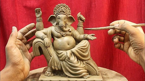 8 वर्षों से मिट्टी के गणेशजी बना रहे संदीप शिंदे