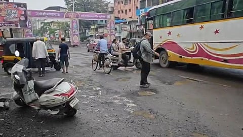 विधायक सुलभा गायकवाड़ के घर के आसपास की सड़क भी गड्ढों से भरी