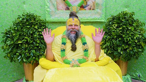 मंदिर में गलती से भी प्रसाद या हार-फूल पर पैर पड़ जाए तो क्या करें, जानिए प्रेमानंद जी महाराज की वाणी