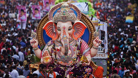 सार्वजनिक गणेशोत्सव में अब केवल 2 दिन शेष हैं। ज़िले में कुल 1,900 सार्वजनिक गणेशोत्सव मंडल हैं, जिनमें से 384 स्थानों पर 'एक गांव, एक गणपति' की अवधारणा को क्रियान्वित किया जा रहा है।