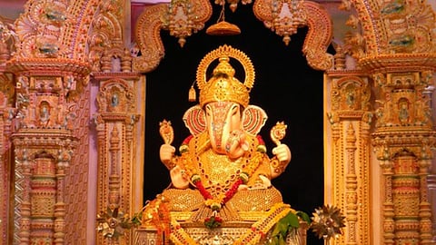 Pune News: महाराष्ट्र के पुणे में गणेशोत्सव के 2 दिन पहले ही त्योहार की धूम देखने के लिए मिल रही है। हाल ही में बोहरी आली, रविवार पेठ, और तुलशीबाग में भारी भरकम भीड़ देखने के लिए मिली।