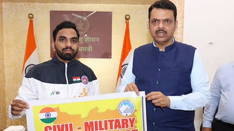 Nagpur News: नागपुर के नंदनवन निवासी अंतरराष्ट्रीय पर्वतारोही सागर कुंभारे अब एक नए सफर पर निकल पड़े है। बुक ऑफ वर्ल्ड रिकॉर्ड में अपना नाम दर्ज करा चुके सागर का नागरिक-सैन्य अभियान के लिए चयन हुआ है।