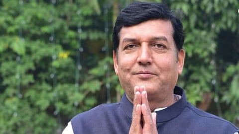 भाजपा के पूर्व नगरसेवक उद्धव निमसे के ऊपर कई गंभीर आरोप लगाए गए हैं। जिसमें मामूली विवाद को लेकर भीड़ के हमले के कारण राहुल धोत्रे नामक एक व्यक्ति की अस्पताल में मौत हो है।
