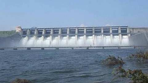 Upper Wardha Dam Overflow: अमरावती में पिछले कई दिनों से हो रही भारी बारिश के कारण अपर वर्धा डैम पानी से लबालब भर चुका है। प्रशासन ने इसके आसपास के गांवों को अलर्ट रहने का आदेश दिया है।