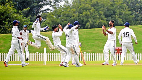 Vidarbha in Duleep Trophy 2025: बेंगलुरु में दलीप ट्रॉफी के मुकाबले में इस बार विदर्भ का दमदार प्रदर्शन देखने को मिला। विदर्भ के खिलाड़ियों ने अपनी दहाड़ से उत्तर-पूर्वी टीम बैकफुट में आ गई है।