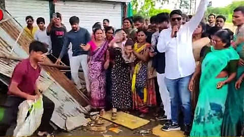 Akola News: अकोला जिले में महिलाओं ने अवैध धंधों को लेकर अपना गुस्सा जाहिर किया। इस बार महिलाओं ने पुलिस का इंतजार नहीं किया और खुद ही अवैध अड्डों का पर धावा बोल दिया।